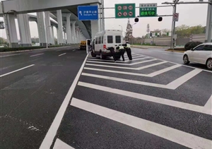 車輛拋錨堵交通，宗保特保來相助 --閔行輔警項目相助拋錨車輛