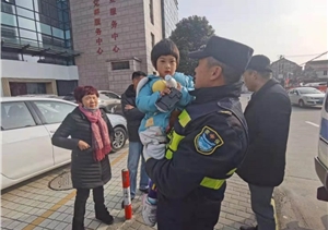 路遇迷途小朋友，輔助隊員護安全 ——周浦輔警項目隊員幫助走失孩